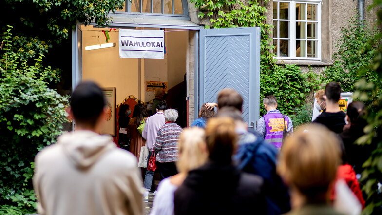 Wählerinnen und Wähler warten am 26. September 2021 in einer langen Schlange vor einem Berliner Wahllokal: Wegen zahlreicher Pannen muss die Bundestagswahl in der Hauptstadt teilweise wiederholt werden.