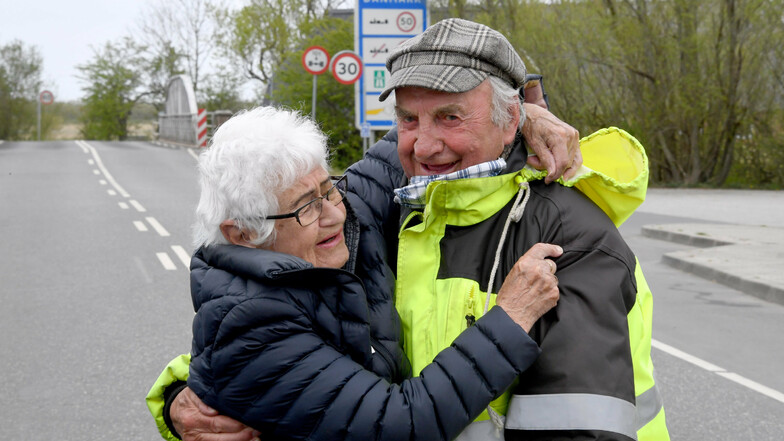 Inga Rasmussen aus Dänemark (85) und Karsten Tüchsen Hansen (89) aus Nordfriesland umarmen sich, nachdem die deutsch-dänische Grenze.wieder geöffnet wurde.