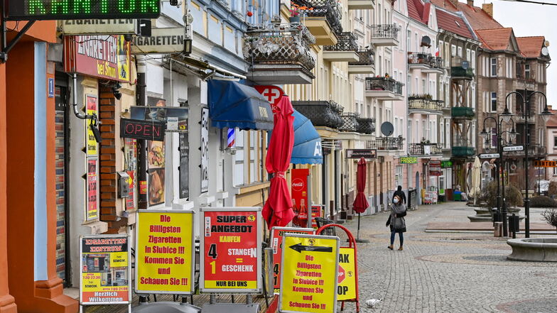 Eine Einkaufsstraße nahe dem Grenzübergang Stadtbrücke zwischen dem polnischen Slubice und Frankfurt (Oder) in Brandenburg. Wer dort hin will, braucht einen negativen Test.