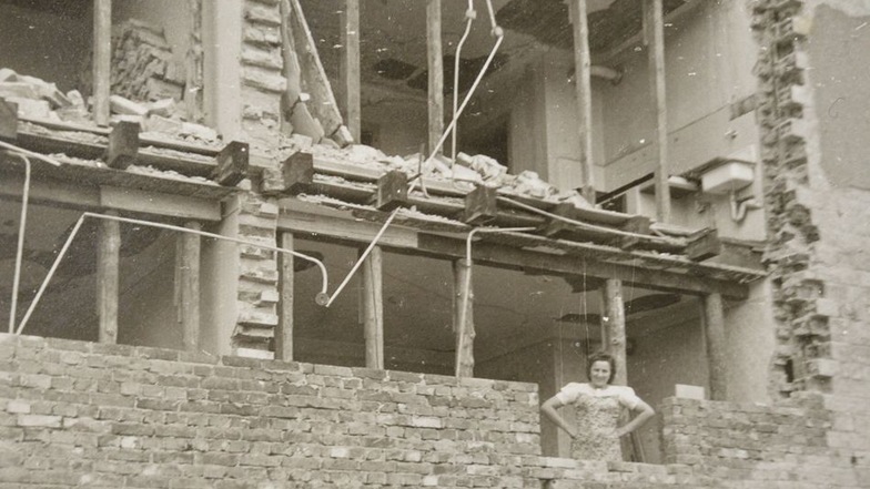 Gerd Reinhardts Mutter in der Küche ihrer Wohnung auf der Kantstraße 5. Zu diesem Zeitpunkt war die beim Bombenangriff am 8. Mai zerstörte Hauswand noch nicht wieder ganz aufgebaut.