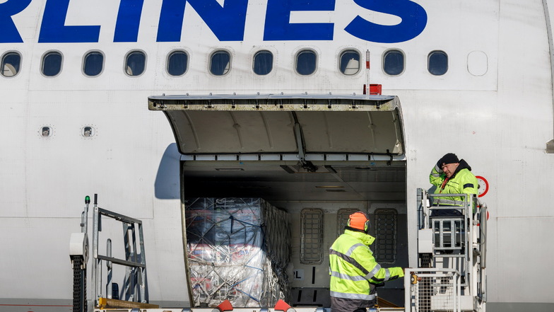 In Leipzig beladen Flughafenmitarbeiter ein Flugzeug mit Hilfsgütern für die Türkei.