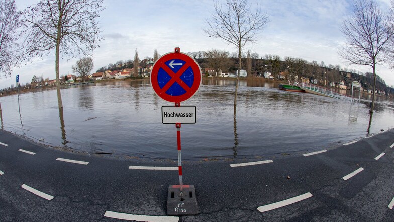 EinElbeparkplatz in Pirna ist teilweise überschwemmt.