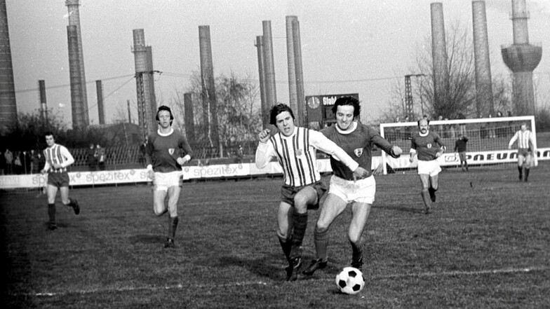 Der Riesaer Peter Juretzko dringt in den Strafraum der Auer ein - eine Szene aus dem Oberligaspiel zwischen Stahl Riesa und Wismut Aue (4:0) vom 9.12.1978.