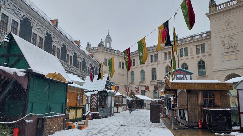 Kurz vor der diesjährigen Eröffnung des Mittelalter-Weihnachtsmarkts im Stallhof Dresden werden am Dienstag noch die letzten Vorkehrungen getroffen.