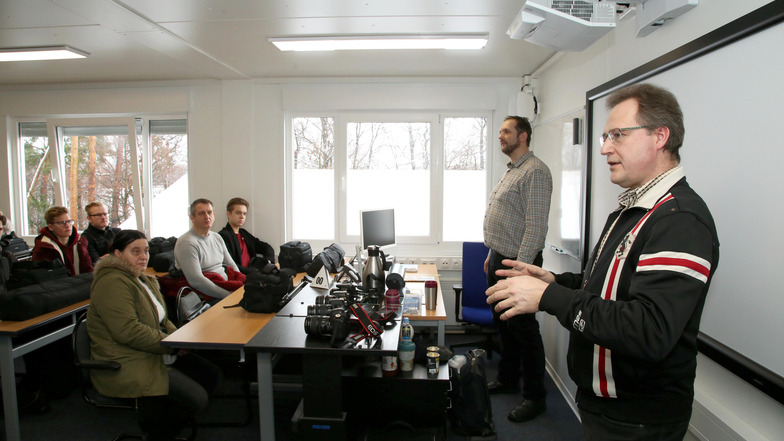 Jörg Pfeifer (links) und Andreas Hansch (rechts) erklären den Besuchern, was sie beim Studium in Rothenburg vor allem in der Kriminaltechnik erwartet.