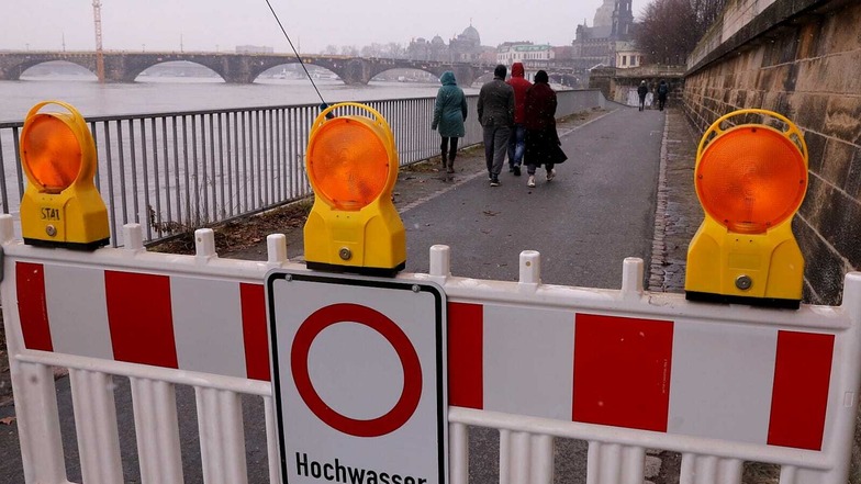 Zeitweise mussten am Samstag Teile des Elberadwegs aus Sicherheitsgründen gesperrt werden.