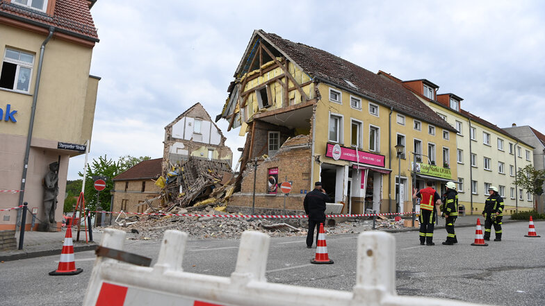 In einer Bäckerei in Lychen im brandenburgischen Kreis Uckermark hat es am Freitag eine heftige Explosion gegeben. Dabei wurde ein Mensch schwer verletzt.