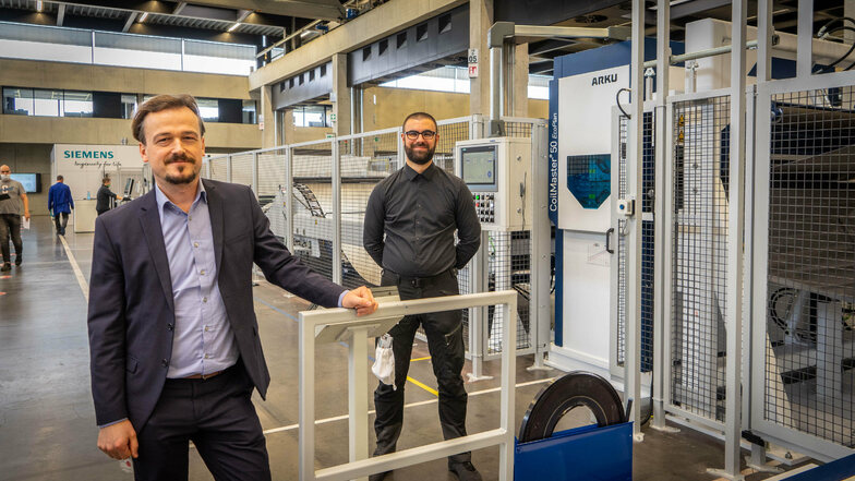 Zwei Projektleiter, ein Ergebnis: Marcus Busch von Trumpf in Neukirch (links) und Dirk Schwitzky von Siemens in Chemnitz stehen vor einer neuen Maschine, die in den beiden Unternehmen gemeinsam entwickelt wurde.