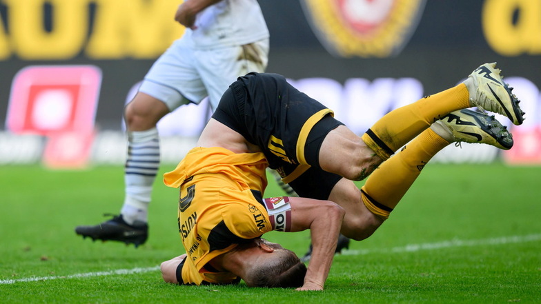 Bild mit Symbolcharakter: Kapitän Stefan Kutschke stürzt im Strafraum - und Dynamo Dresden nach der 0:1-Niederlage gegen den SC Verl endgültig aus allen Aufstiegsträumen.