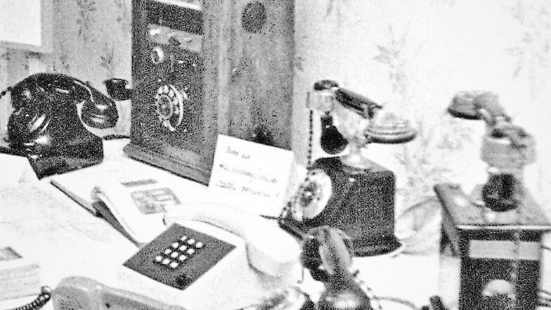 Auch diese Telefone zeigen die Entwicklung des Fernsprechwesens.