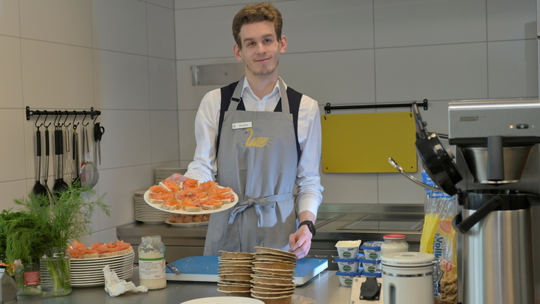 Mika Harbig arbeitet am Liebsten im Service, aber auch die Arbeit in der Küche gehört zu seinen Aufgaben.