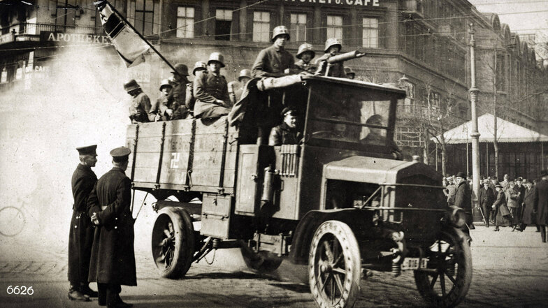 Rechter Putsch in Berlin: Am Morgen des 13. März 1920
beherrschen Soldaten das Stadtbild.
