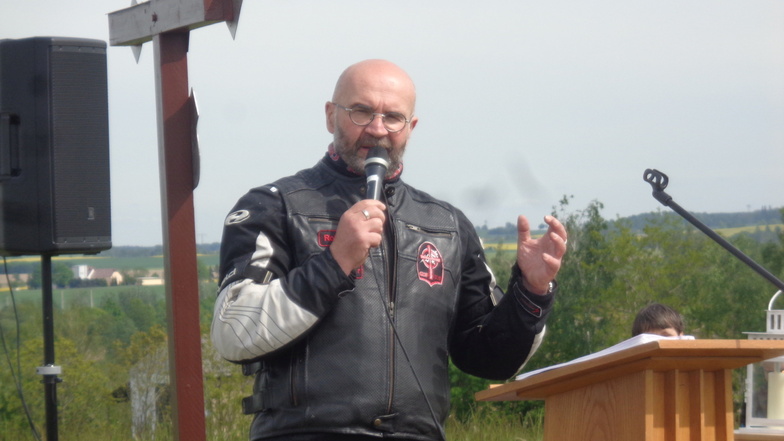 Roberto Jahn ist Biker-Pastor bei den Christlichen Motorradfahrern in Sachsen. Aus Marienberg kam er zum Gottesdienst nach Kottewitz - natürlich mit dem Motorrad.