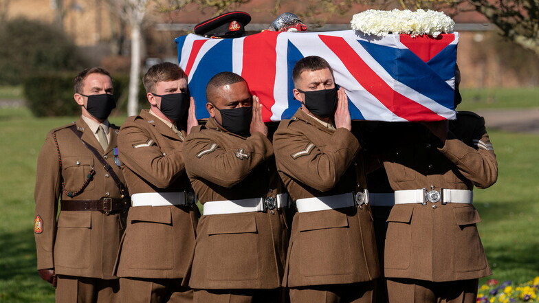 Britische Streitkräfte tragen den Sarg von Kapitän Sir Thomas Moore (Captain Tom), der an den Folgen einer Corona-Infektion gestorben ist, während seiner Beerdigung im Krematorium von Bedford.