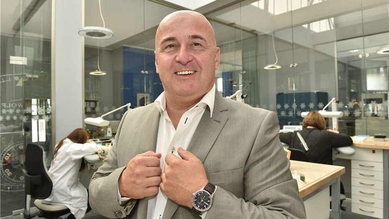 Im Herbst präsentierte Geschäftsführer Jürgen Werner die neue Melkus-Uhr, die für 3 750 Euro angeboten wird. Andere Uhren der Firma sind für ähnliche Preise zu haben, sie kosten zwischen 2 500 und 5 000 Euro.