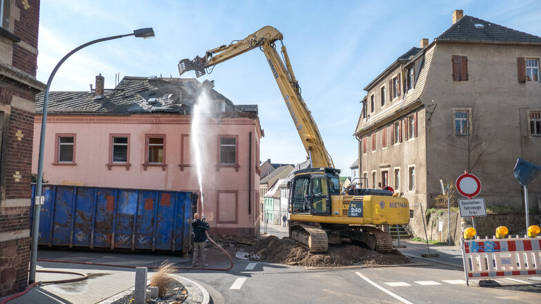 Die Firma Umtech aus Rochlitz hat mit dem Abriss des Hauses an der Damaschkestraße 2 begonnen. Dies bringt für die Verkehrsteilnehmer Behinderungen mit sich.