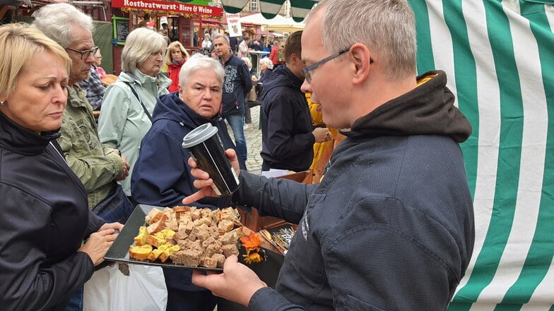 Marlon Gnauck von der gleichnamigen Bäckerei aus Ottendorf-Okrilla wird auf dem Herbstmarkt in Dresden die Kunden persönlich bedienen.