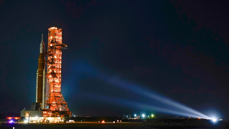 04.11.2022, USA, Cape Canaveral: Die NASA-Mondrakete verlässt am 4. November das Montagezentrum in Richtung Startrampe Pad 39B im Kennedy Space Center.