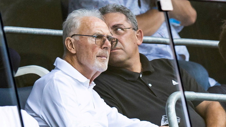 Franz Beckenbauer 2021 auf einer Tribüne. Lothar Matthäus sorgt sich um die Gesundheit des früheren Teamchefs.