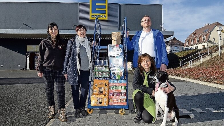 Silke und Rosi Pfumfel vom Tierheim Leisnig freuen sich über die Spende im Wert von 500 Euro, die von Ralf Glöckner-Goldmann und Edeka-Chefin Anett Reichelt übergeben wurde.