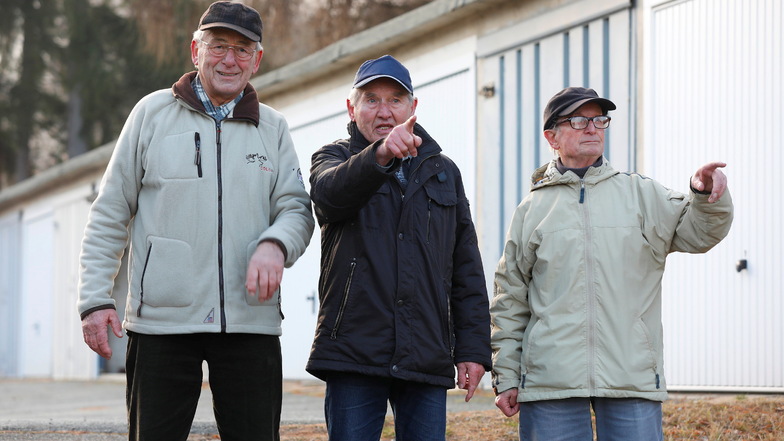 Günter Hornickel, Heinz Ebermann und Klaus Kokschal (v.l.n.r.) haben Garagen im Komplex "An der Heimstätte" gepachtet und sorgen sich um deren Zukunft.
