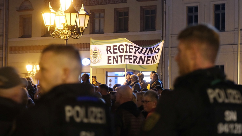 Eine Demo der rechten Kleinpartei "Freie Sachsen" in Grimma: In Deutschland stieg zuletzt stieg die Anzahl der Menschen, die dem rechtsextremistischen Spektrum zugeordnet werden.