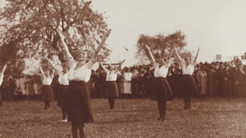 In der sorbischen Lausitz gründeten sich 1920 die ersten Sokol-Bewegungen nach dem Vorbild der nationalen und patriotischen Turnbewegung in Prag. Das Bild von 1926 zeigt Turnerinnen auf dem sorbischen Volkstreffen.