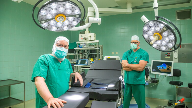 Chefarzt Nils Walther (links) und OP-Pfleger Stefan Dossow sind begeistert von den neuen Tischsystemen in den beiden OP-Sälen im Nieskyer Krankenhaus.