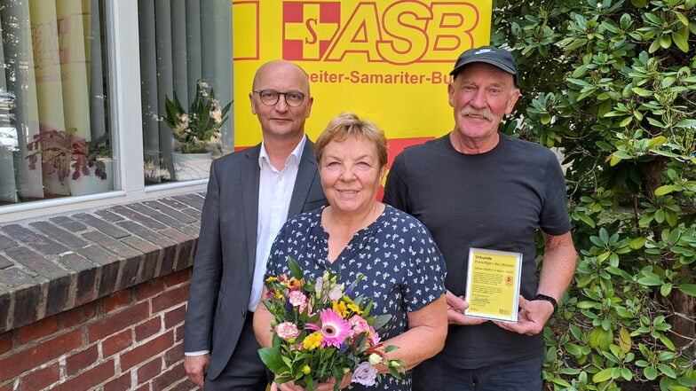 Sie sind Wunsch-Oma und Wunsch-Opa: Sabine Weidlich und Benno Barthel (rechts).  Vor wenigen Tagen zeichnete sie Uwe Martin Fichtmüller, der ASB-Hauptgeschäftsführer, für ihren ehrenamtlichen Einsatz beim ASB Zittau/Görlitz aus.