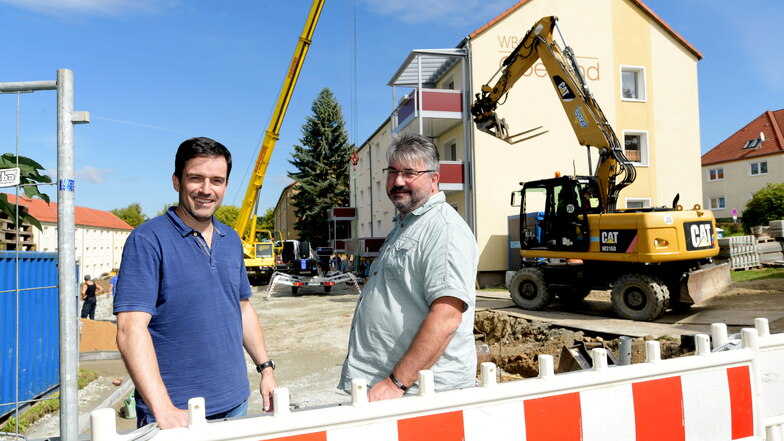 WBG-Chef Daniel Füssel und Bauingenieur Steffen Stiebitz (rechts) an einem Mehrfamilienhaus in Ebersbach. Hier werden jetzt unter anderem Balkons installiert.