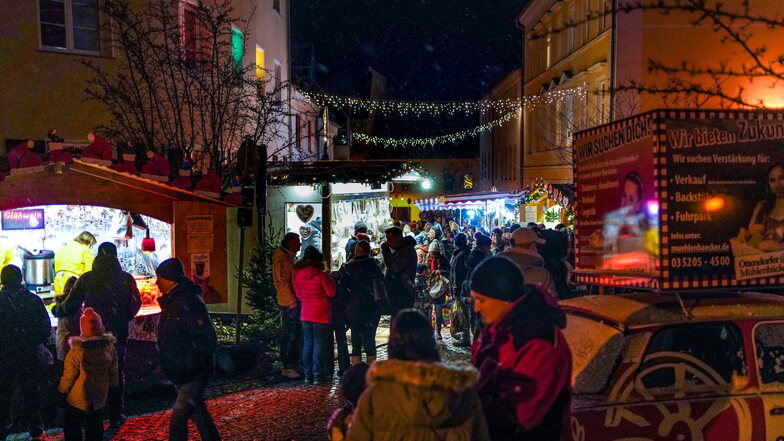 Der Radeberger Weihnachtsmarkt rund um die Stadtkirche hat zahlreiche Besucher in die Innenstadt gelockt.