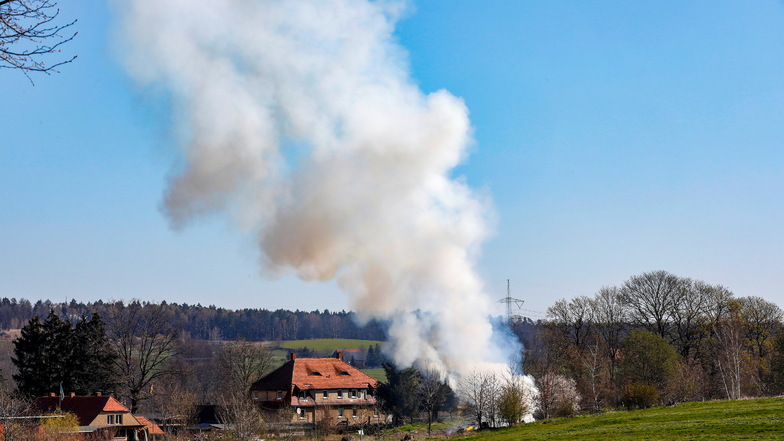 Eine dicke Rauchwolke schwebte am Dienstag über Berthelsdorf und Herrnhut.