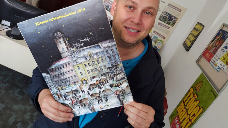 Citymanager Stephan Eichner zeigt den diesjährigen Schoko-Adventskalender in seinem Büro.