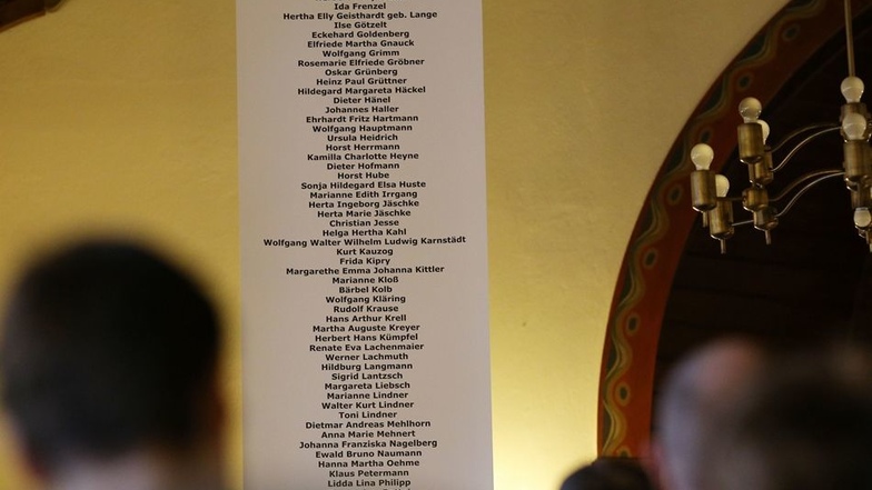 Die Namen der Ermordeten sind auf einer Tafel festgehalten.