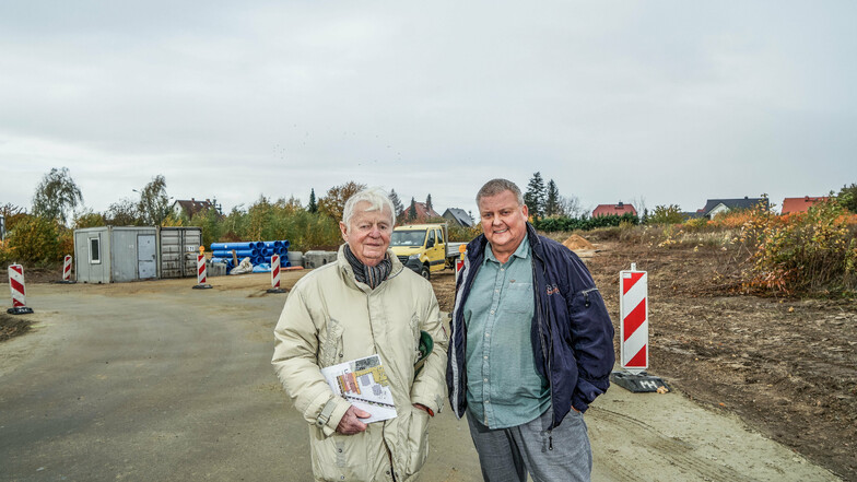 Josef Kraemer (l.) von der Firma Centurio Projekt erschließt gerade elf Grundstücke im Bautzener Stadtteil Oberkaina, Bauberater Uwe Miska will diese vermarkten.