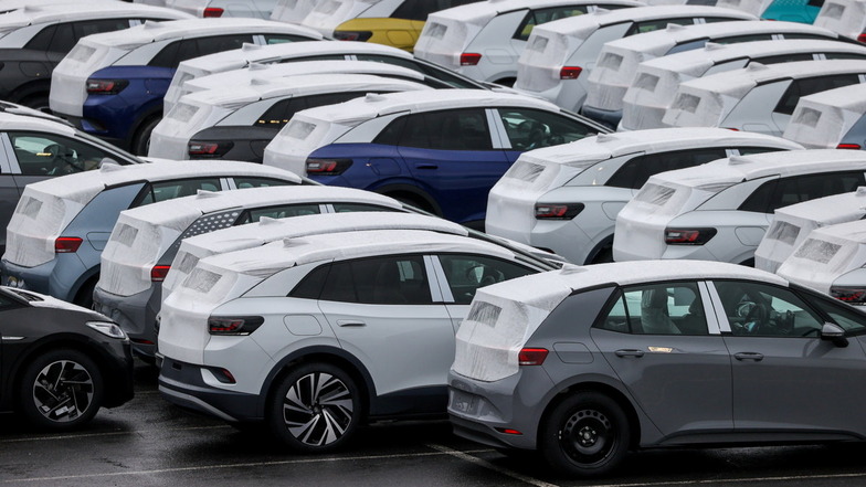 Kaufrallye am Jahresende? Die aus Staatsmitteln finanzierte Prämie von bis zu 4.500 Euro beim E-Auto-Neukauf wird ab dem 1. Januar auf 3.000 Euro gesenkt.