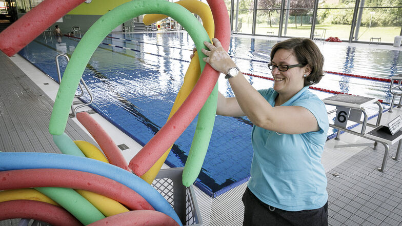 Anne Leinert sortiert im Neißebad Schwimmnudeln wieder ein. Die sind vor allem bei Kindern beliebt. Die Fachangestellte für Bäderbetriebe ist eine von 16 Mitarbeitern in dieser Freizeiteinrichtung.