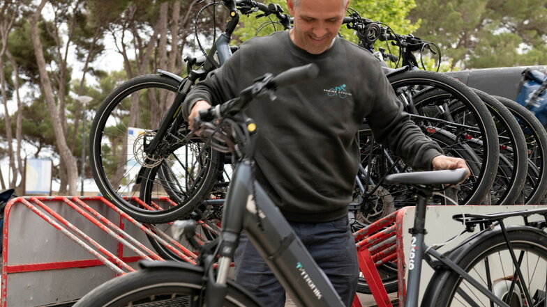 Mit E-Bikes ausgerüstet: Vermieter Adrian bringt die Räder auf Wunsch bis zum Hotel.