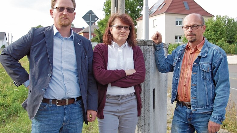 Fühlen sich von der Telekom im Stich gelassen: Ute und Axel Klose aus Mehltheuer und Hirschsteins Bürgermeister Conrad Seifert (CDU, links).