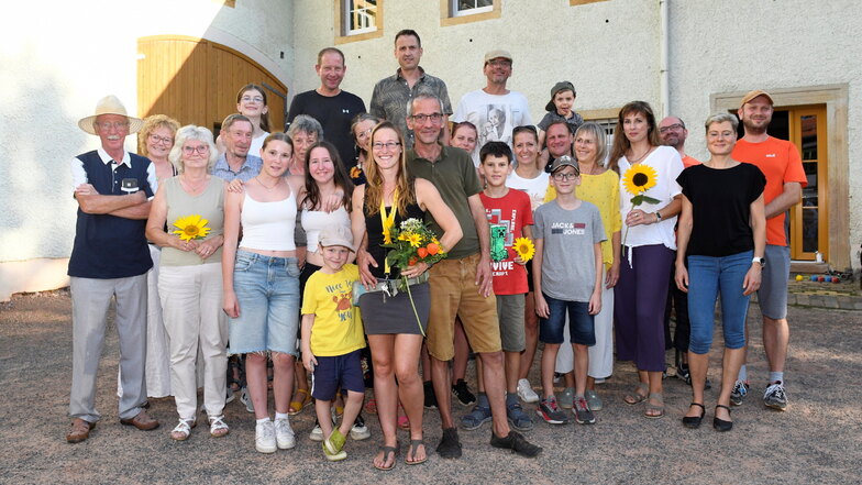 Nach ihrer Weltreise wurde Familie  Klamke (vorn) mit einer großen Party von den "Muskelkater"- Vereinsmitgliedern wieder begrüßt.