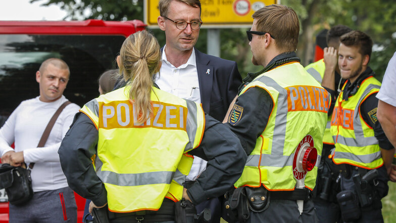 Sachsens Innenminister Roland Wöller im Gespräch mit Polizisten an der Zittauer Grenze. Er plädiert dafür, dass sich die EU-Länder auf eine gemeinsame Asylpolitik einigen und ihre Grenzen schützen.