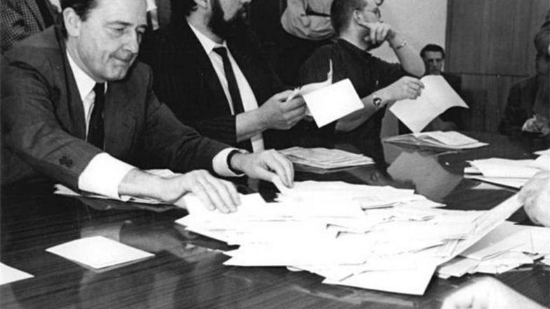 18. März 1990 in Leipzig: Superintendant Friedrich Magirius (l), Mitglied der Wahlkommission, bei der Stimmauszählung im Wahllokal am Sachsenplatz.