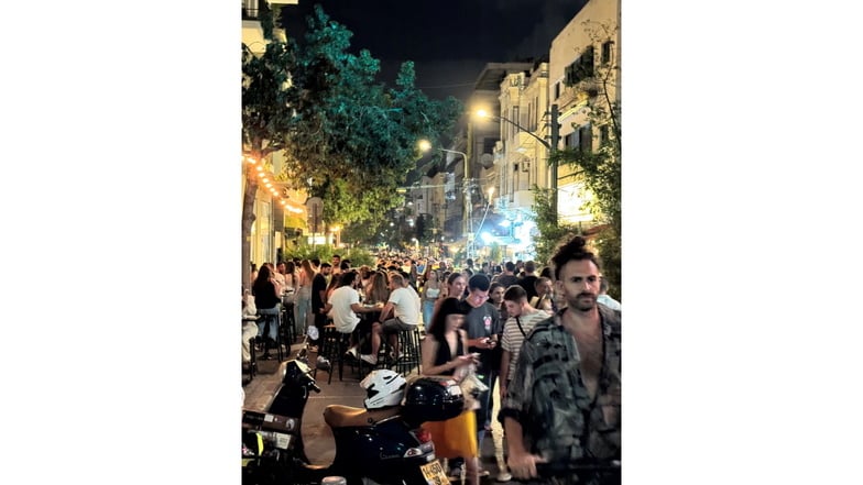Das gibt es auch, trotz des Krieges: überfüllte Partymeile nachts in Tel Aviv.