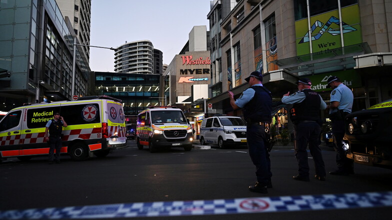 Rettungskräfte und Polizei an der Bondi Junction in Sydney.
