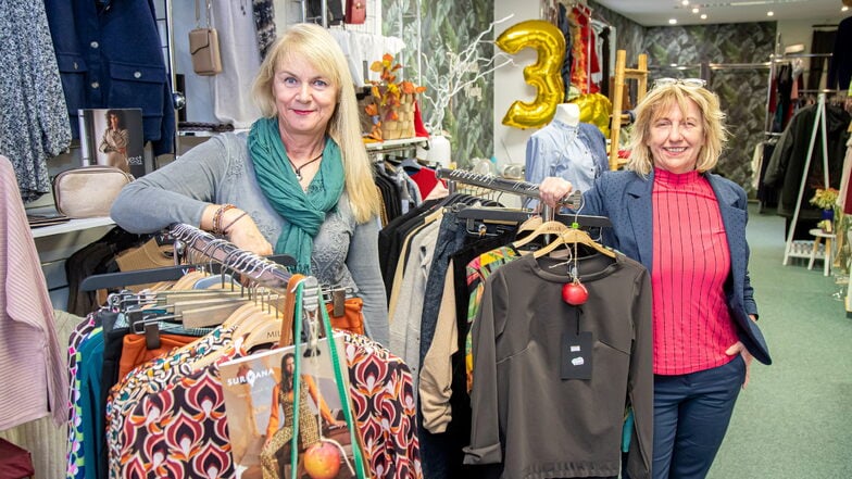 Eva-Kerstin Heide (rechts) führt erfolgreich ihre Modeboutique in der Horkaer Straße. Und das seit 30 Jahren. Nicht nur Nieskyer kommen zum Einkaufen, auch Kunden aus dem Umland.