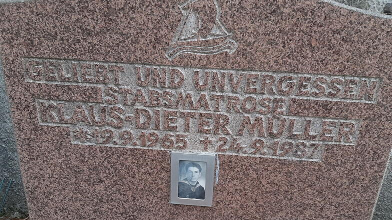 Mit militärischen Ehren wurden der verunglückte Stabsmatrose Klaus-Dieter Müller 1987 auf dem Trinitatisfriedhof in Meißen beigesetzt.