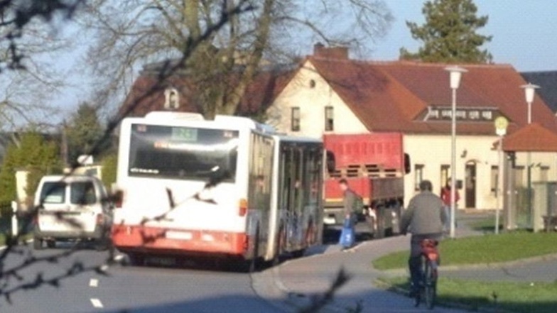 Schnappschuss eines Anwohners: Ein wartender Lkw blockiert die Busbucht.