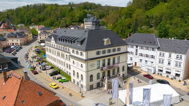 Die historische Innenstadt von Glashütte in Sachsen, bekannt für ihre Uhrmachertradition, präsentiert sich mit dem Deutschen Uhrenmuseum im Zentrum.