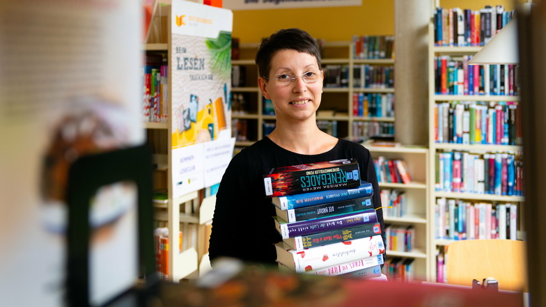 Annett Just ist Leiterin der Stadtbibliothek Radeberg. Zwischen 150 und 180 Besucher kommen derzeit täglich in die Einrichtung am Marktplatz.