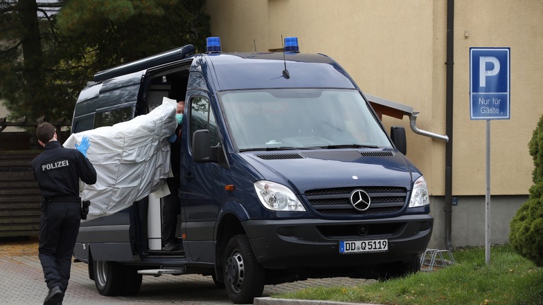 Bei der Durchsuchung im Asylbewerberheim Pappritz hat die Polizei Gegenstände beschlagnahmt, die bei den Ermittlungen weiterhelfen könnten.